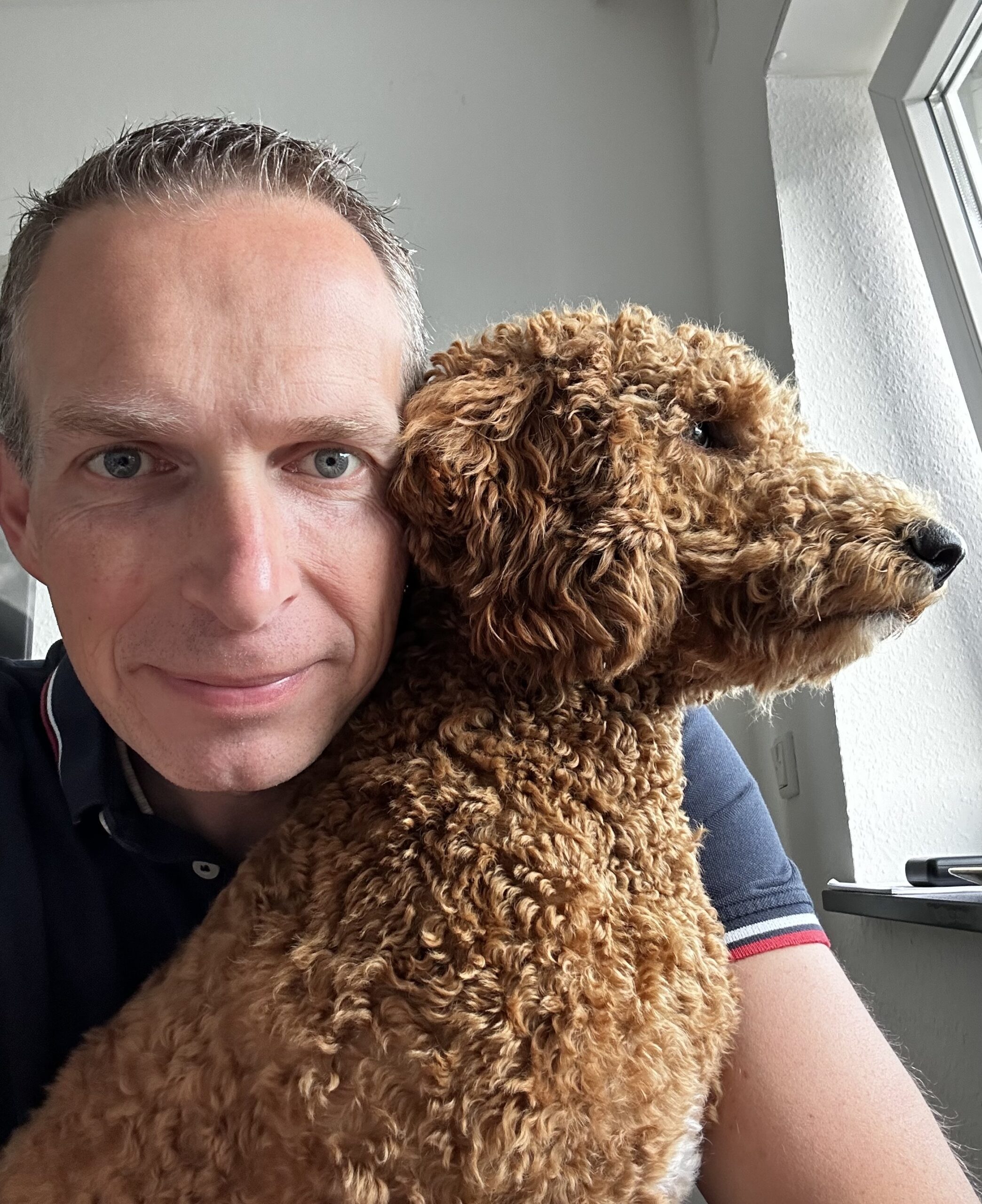 Rechtsanwalt Timo Scharrmann mit Labradoodle-Dame Cookie