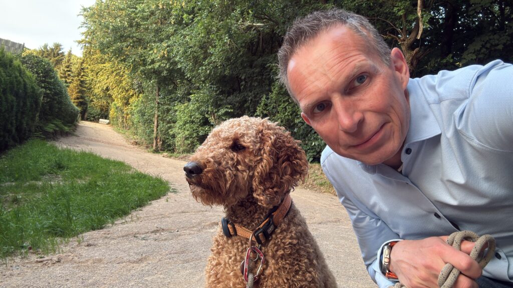 Cookie und Timo Scharrmann auf dem Waldweg